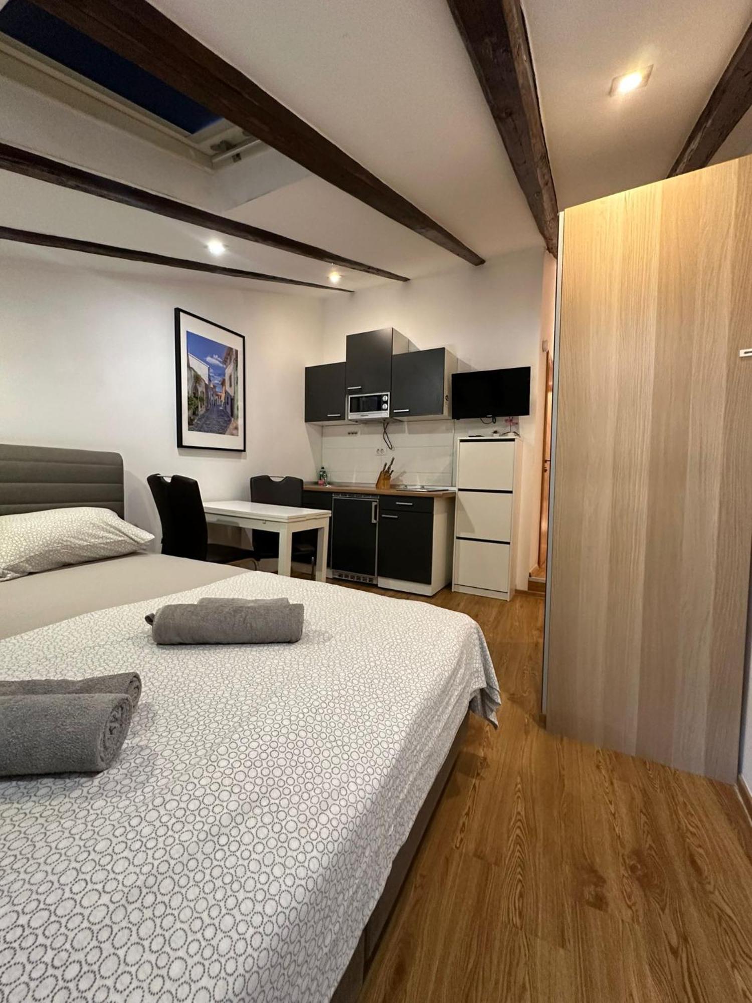 Apartment In The Heart Of Pula Exterior photo
